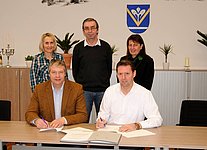 (v. li. sitz.) Bürgermeister Hermann Etzel (Egglham), Stefan Hanner (Dietersburg), (st. v. li. n. re.) die Breitbandpaten Ingrid Bachhuber, Franz Graber sowie Sachbearbeiterin des Landratsamtes Monika Hiebl Vereinbarung_Egglham_2